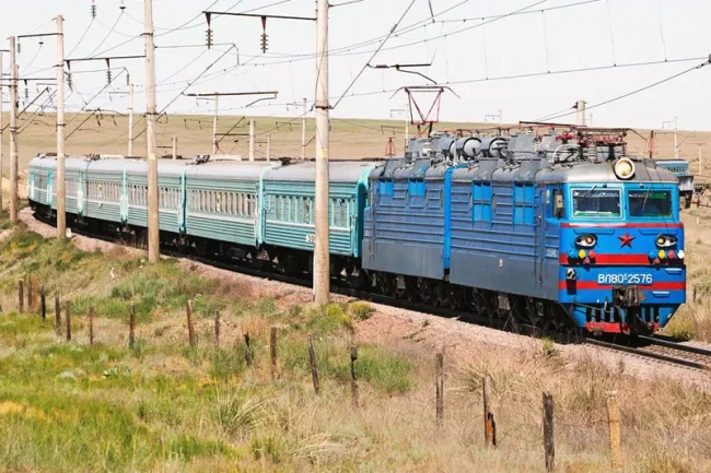 Старый состав поезда в Казахстане
