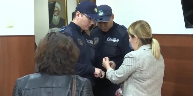 Одна из обвиняемых в зале суда / Фото: AstanaTV