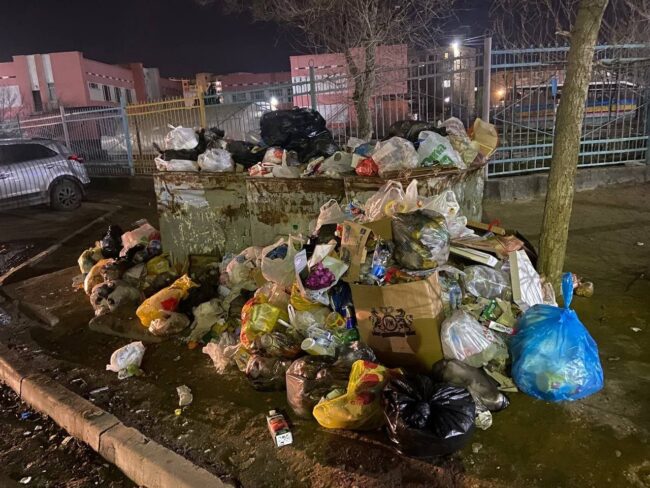 Переполненные мусорные баки в Актау / Фото: inaktau.kz