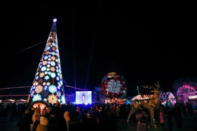 В Астане зажгли главную новогоднюю елку страны / Фото: NUR.KZ