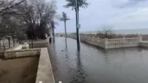 Затопленная набережная в Актау