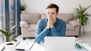 Похмелье на работе: как быстро прийти в себя и при этом себя не выдать?