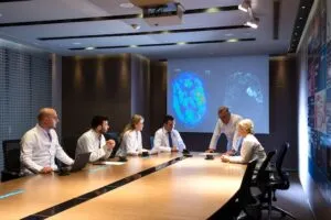 Liv Hospital ауруханасында жасанды интеллект көмегімен диагностикалық кескіндерді талқылаған нейрохирургтар консилиум барысында.