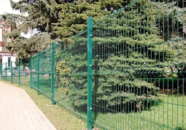 Заборы из 3D панелей для бизнеса: склад, СТО, ТЦ, завод