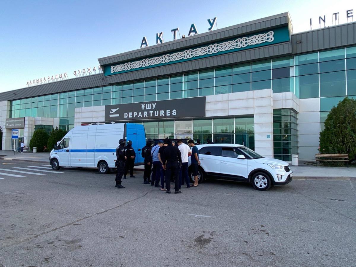 В Актау у аэропорта задержали наркоперевозчика с партией героина