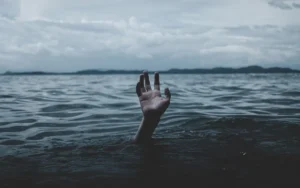 Утонул или спасся? В Актау поползли тревожные слухи о гибели человека в Каспии