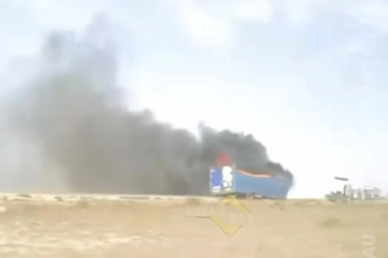 В Актау сгорел грузовик, перевозивший бутылированную воду