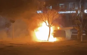 В Актау после ДТП загорелся автомобиль: пожарные быстро потушили пожар