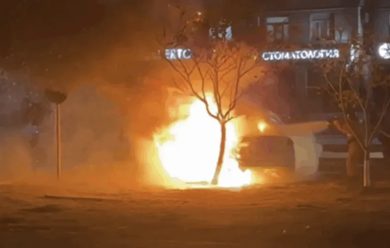 В Актау после ДТП загорелся автомобиль: пожарные быстро потушили пожар