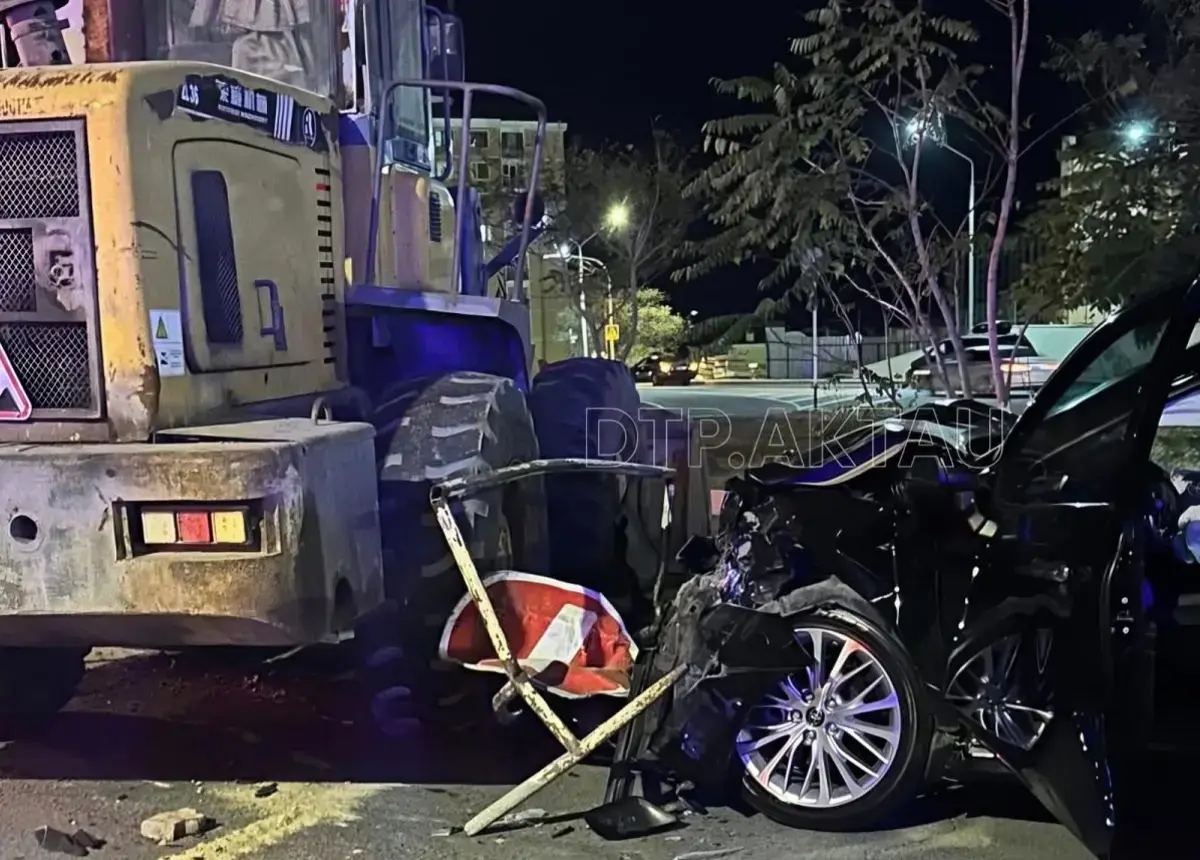 Стало известно, чья была техника, в которую врезался полицейский в Актау
