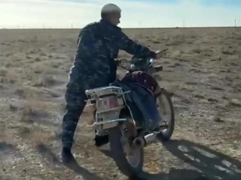 Пастуха на мотоцикле без номеров задержала полиция на трассе в Мангистау