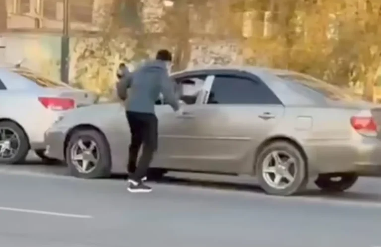 В Актау двое водителей подрались прямо на дороге