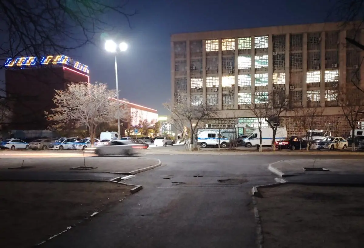 Жителей Актау напугало скопление силовиков у акимата