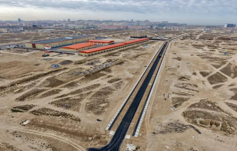 В 36-м микрорайоне Актау строят дороги и полностью обновили сети