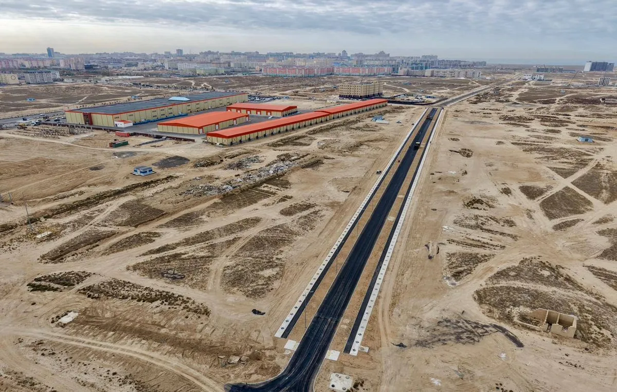 В 36-м микрорайоне Актау строят дороги и полностью обновили сети