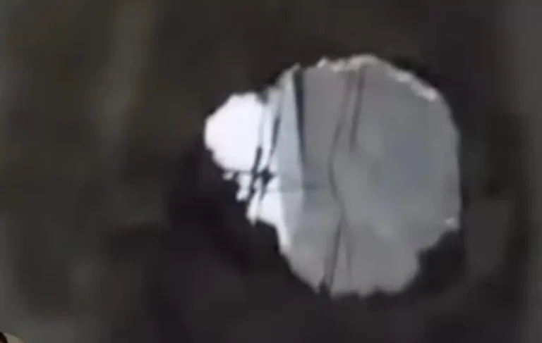 Жуткая дыра в доме: в Актау обвалилось перекрытие