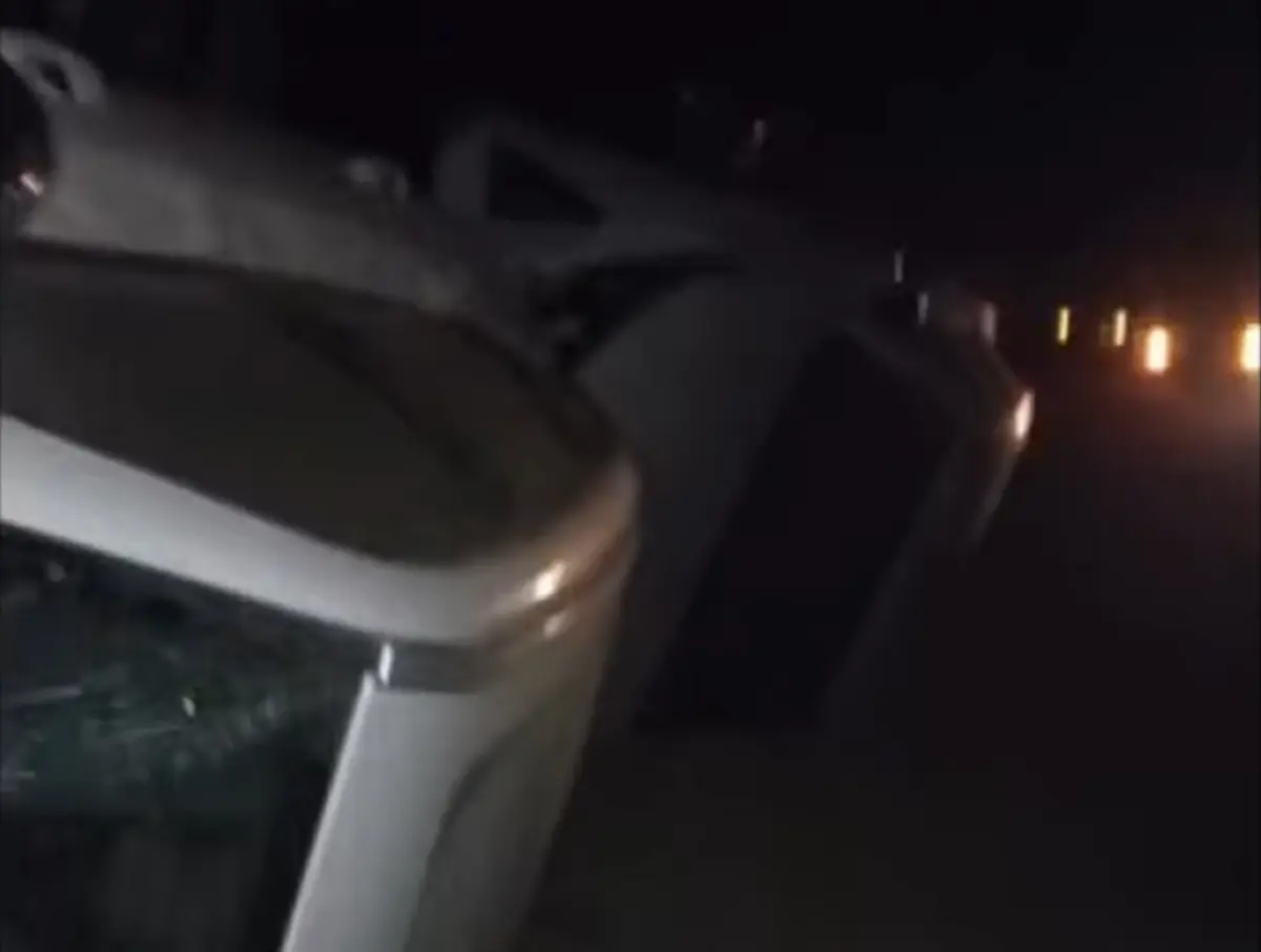 На трассе Шетпе – Актау перевернулся автовоз, восемь машин разбиты вдребезги