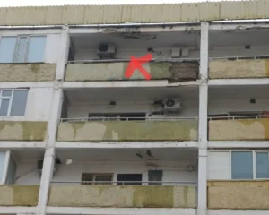 Дом рушится на глазах: жители 9-го микрорайона Актау жалуются на обрушение стен после осадков