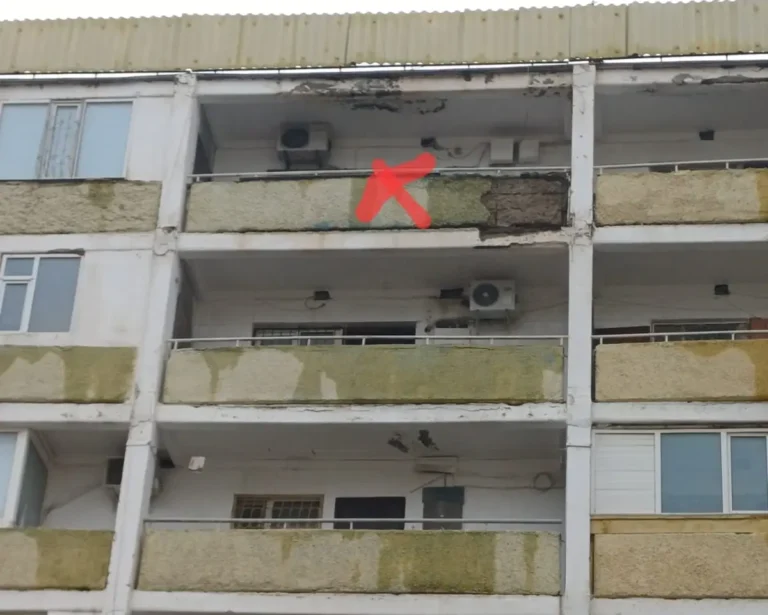 Дом рушится на глазах: жители 9-го микрорайона Актау жалуются на обрушение стен после осадков
