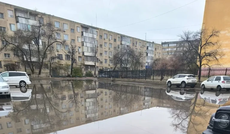 В Актау после дождей огромные лужи разрушают фундаменты, воду не откачивают