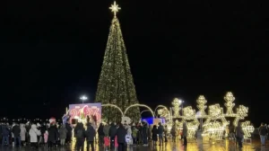 Актау засиял: на набережной официально зажгли огни главной ёлки города