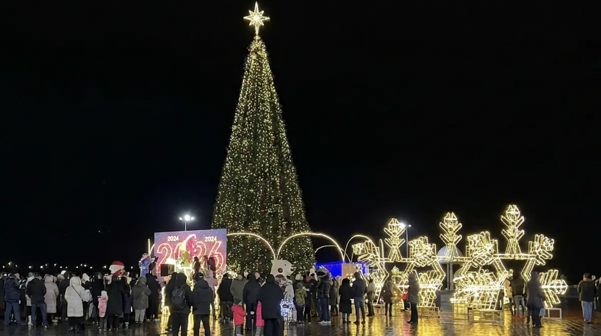 Актау засиял: на набережной официально зажгли огни главной ёлки города