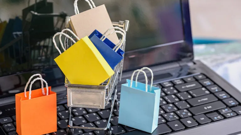 Новогодний шопинг в Актау: как не подарить свои деньги мошенникам 