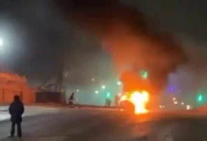 Пьяный водитель спровоцировал тройное ДТП, авто сгорело