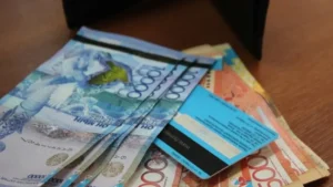 Жителям Актау объяснили, почму опасно держать на карте больше 100 тысяч тенге