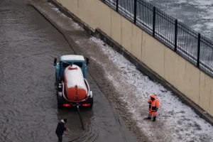 В Актау коммунальщики вышли на круглосуточную «битву» с лужами