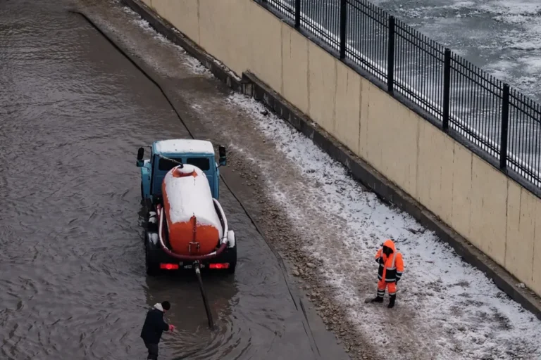 В Актау коммунальщики вышли на круглосуточную «битву» с лужами