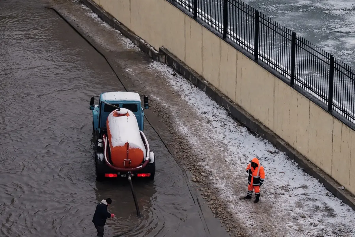 В Актау коммунальщики вышли на круглосуточную «битву» с лужами