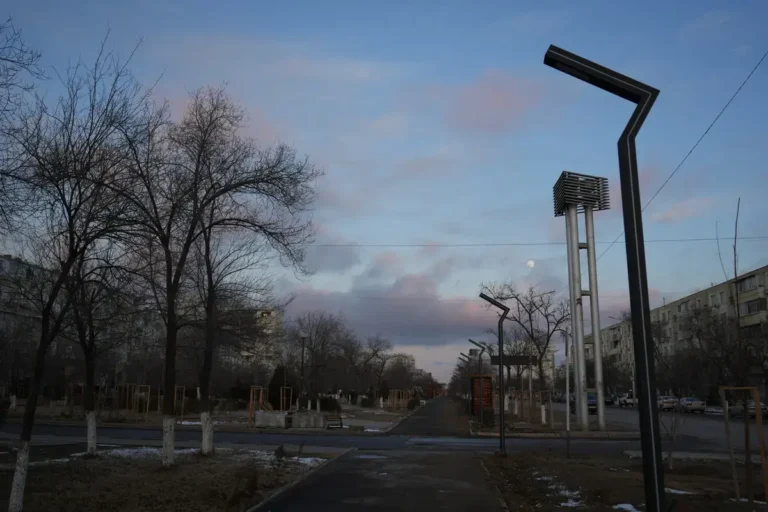 Жители Актау жалуются, что новые уличные фонари не работают