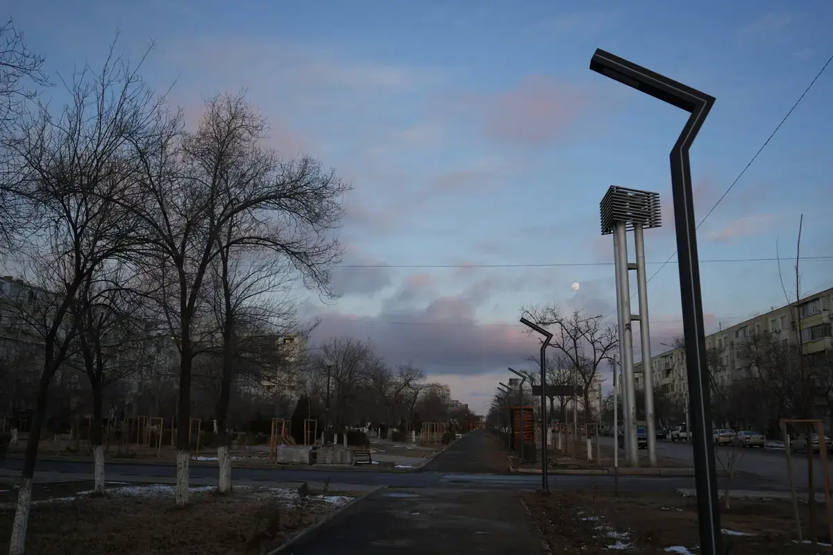 Жители Актау жалуются, что новые уличные фонари не работают