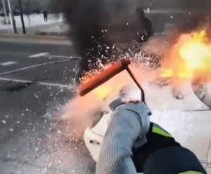 На дороге в Актау вспыхнул Mercedes-Benz