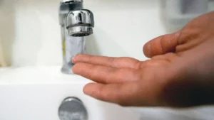 Долги жителей Актау за воду и тепло побили все рекорды