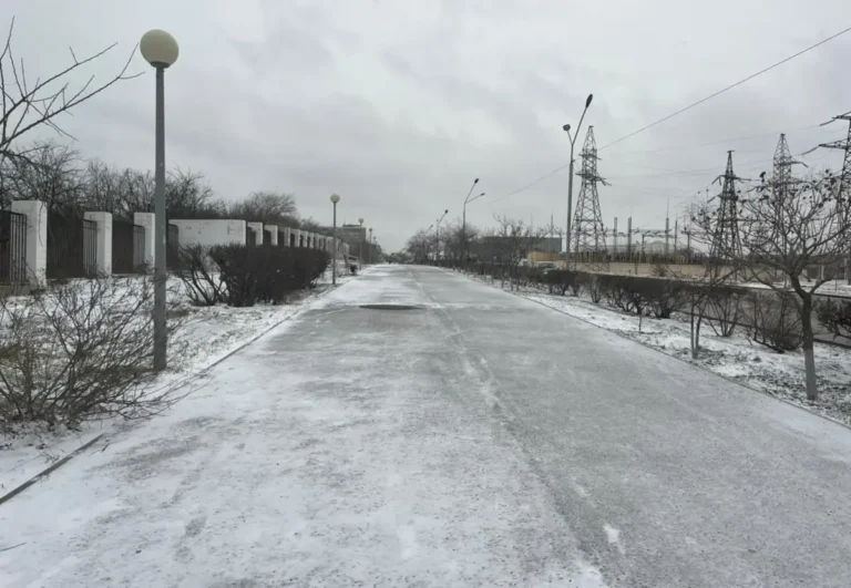 В Актау почти сотня рабочих вышла на борьбу с первым гололедом