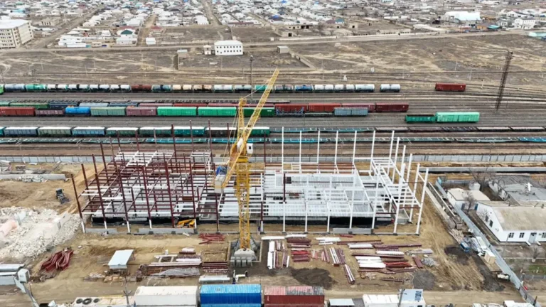 Новый вокзал «Мангистау» готов наполовину: трехэтажный терминал примет 2500 пассажиров