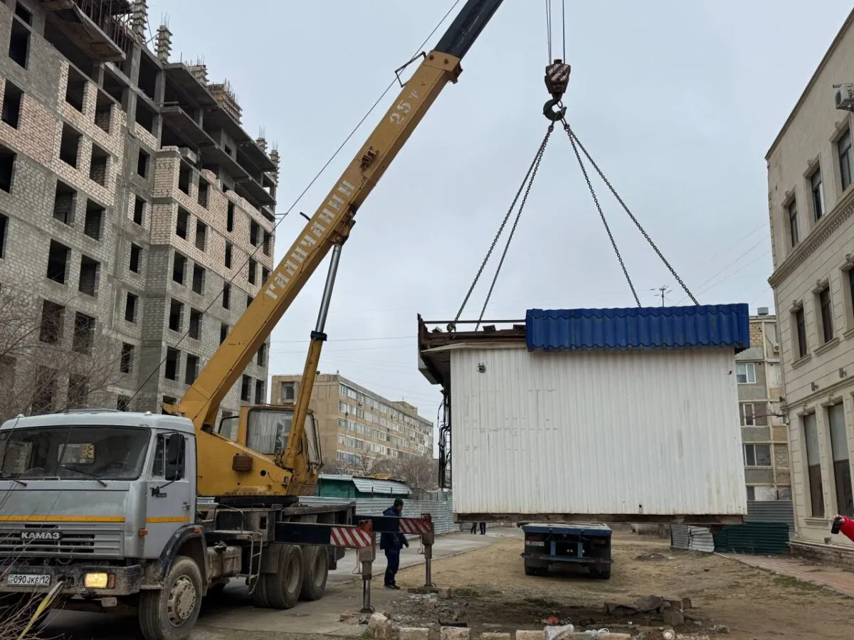 Незаконные ларьки пошли под снос в 11 и 12 микрорайонах Актау