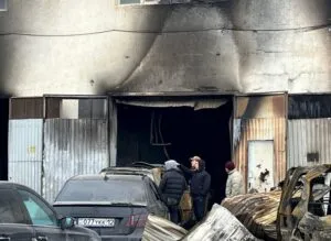 Пожар на СТО в Актау: врачи борются за жизни двоих молодых мужчин