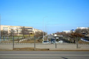 В Актау пешеходы объявили «войну» заборам возле торгового центра