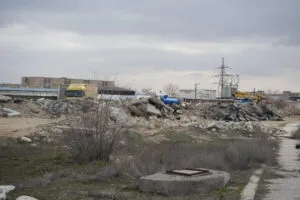 Свалка вместо бизнес-центра: жители Актау жалуются на беспредел в 6А микрорайоне