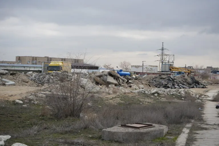 Свалка вместо бизнес-центра: жители Актау жалуются на беспредел в 6А микрорайоне